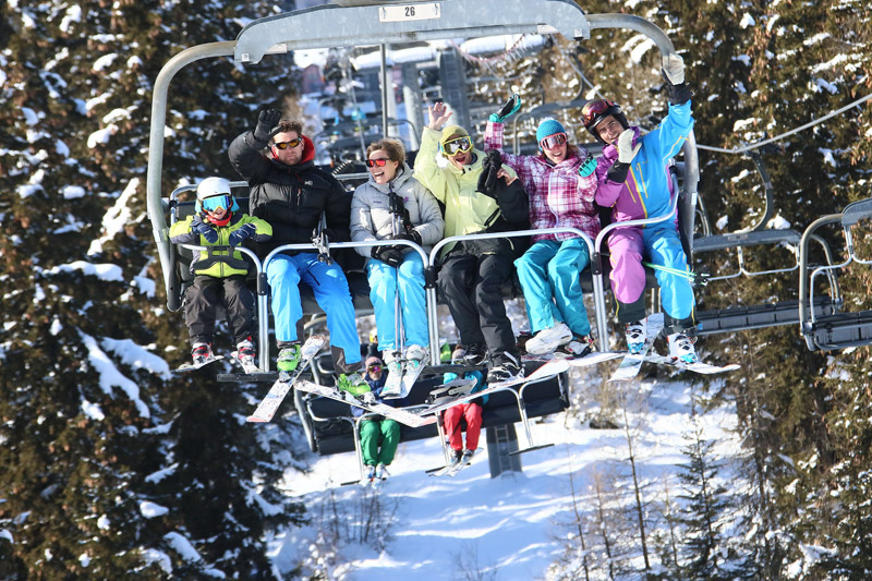 Ski-in, ski-out accommodation Peisey-Vallandry - people wave from the ski lift